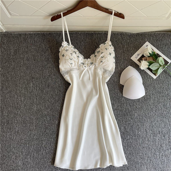 Elegantna ženska satenska spavaćica sa danetalom