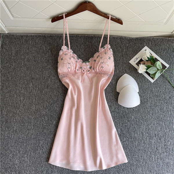 Elegantna ženska satenska spavaćica sa danetalom