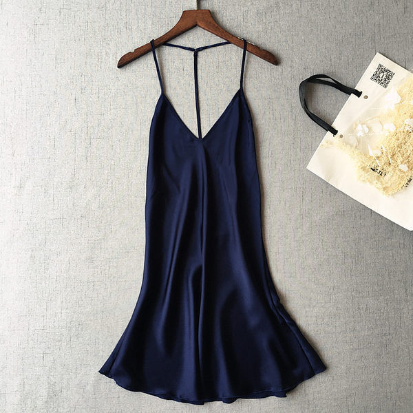 Дамска сатенена нощница с V-образно деколте 