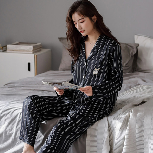 Prugasta ženska pidžama s dvodijelnim gumbima