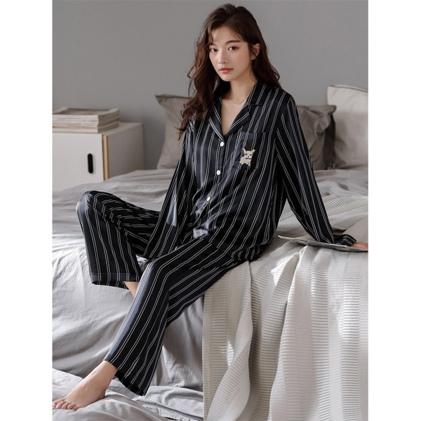 Prugasta ženska pidžama s dvodijelnim gumbima