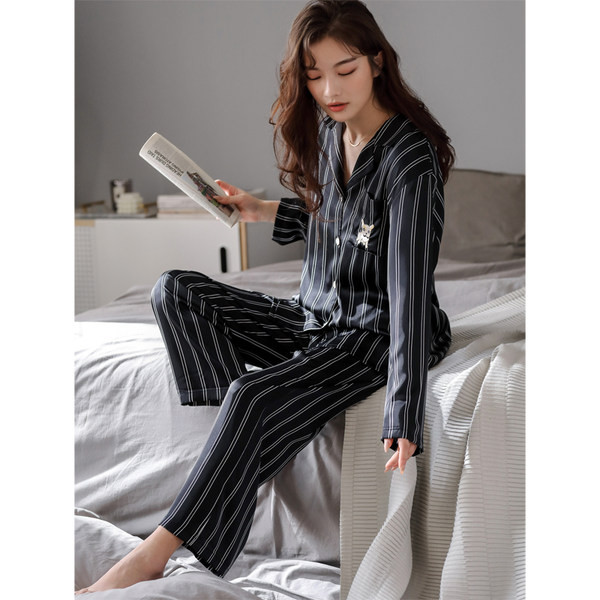 Prugasta ženska pidžama s dvodijelnim gumbima