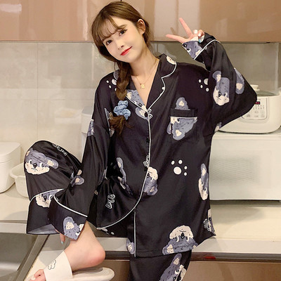 Satenska pidžama iz dva dijela sa šarenim uzorkom