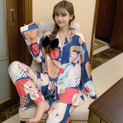 Satenska pidžama iz dva dijela sa šarenim uzorkom