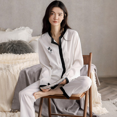 Ženska pidžama s dvodijelnim gumbima