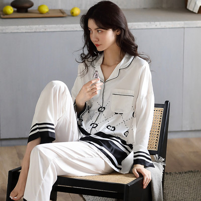 Ženska pidžama s dvodijelnim gumbima