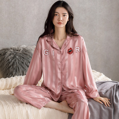 Ženska pidžama s dvodijelnim gumbima