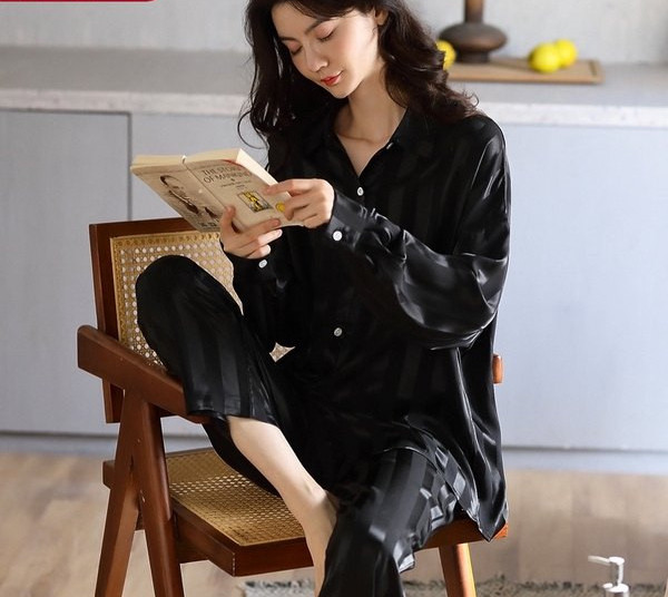 Ženska pidžama s dvodijelnim gumbima