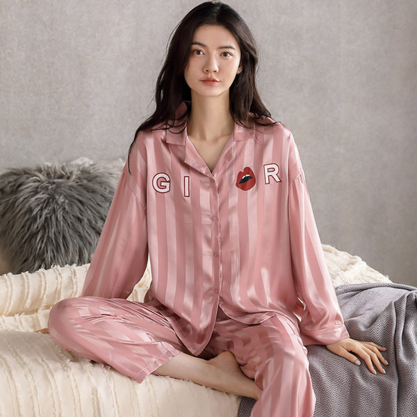 Ženska pidžama s dvodijelnim gumbima