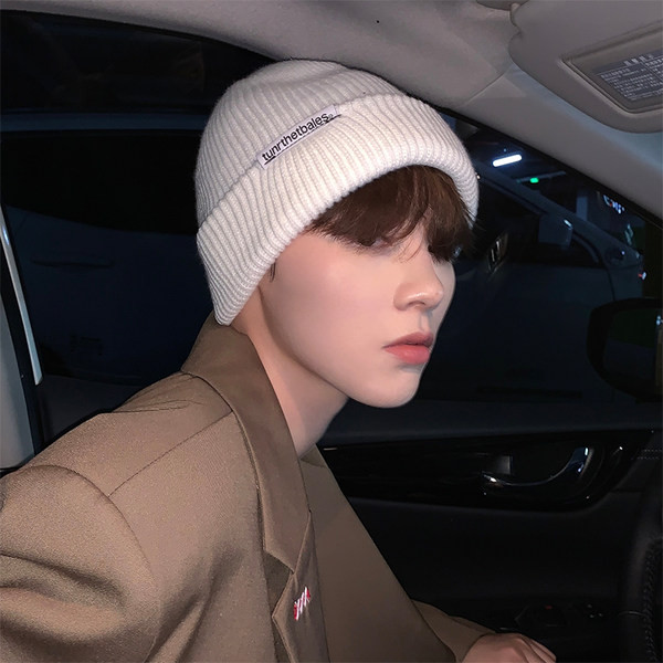 Muška pletena jednobojna kapa za zimu