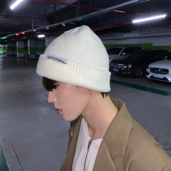 Muška pletena jednobojna kapa za zimu