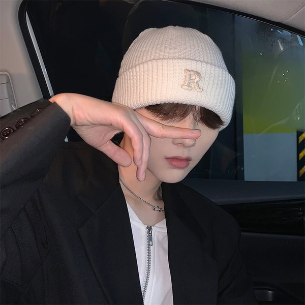 Pletena muška kapa sa vezom u više boja