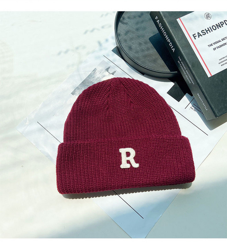 Pletena muška kapa sa vezom u više boja