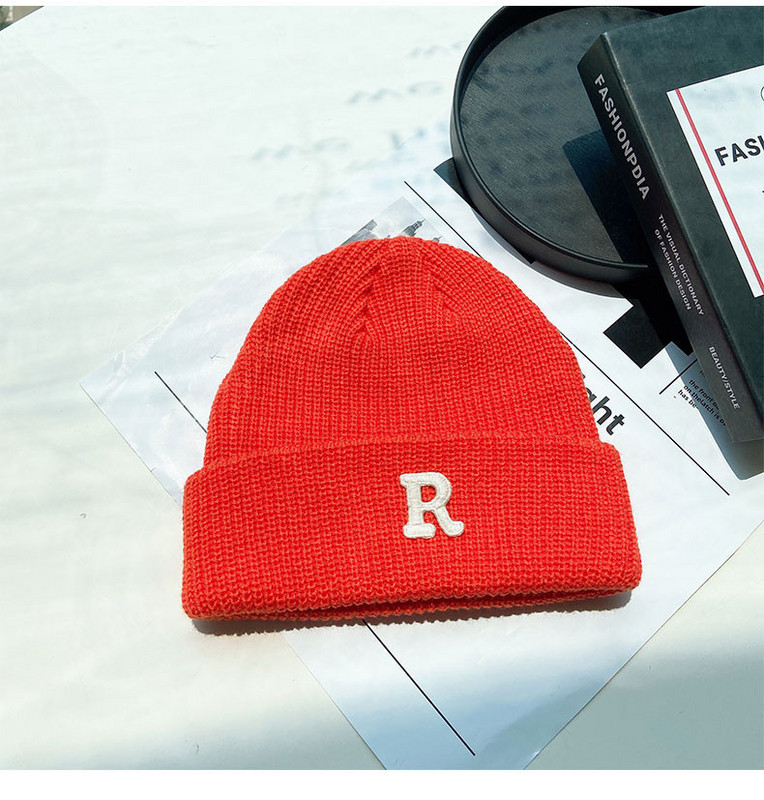 Pletena muška kapa sa vezom u više boja