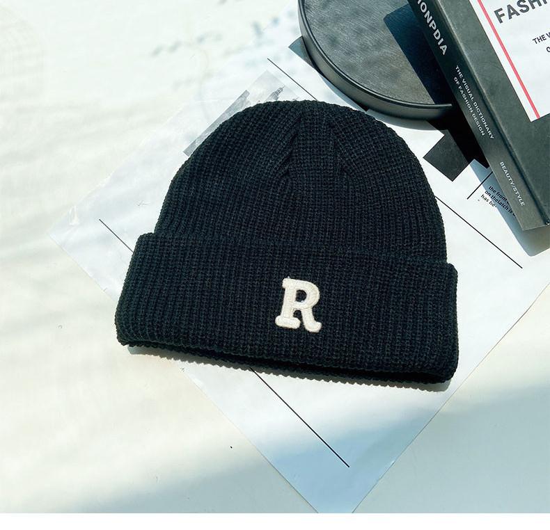 Pletena muška kapa sa vezom u više boja