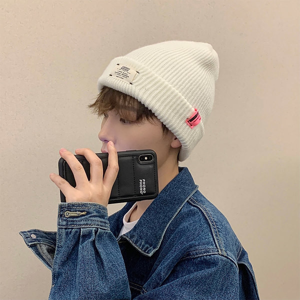 Muška pletena kapa s amblemom siva, crna i bijela