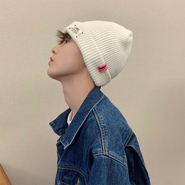 Muška pletena kapa s amblemom siva, crna i bijela