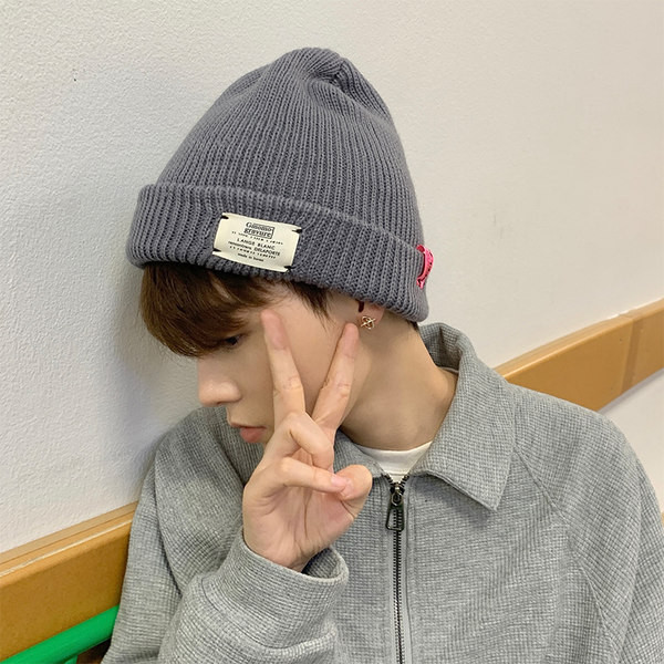 Muška pletena kapa s amblemom siva, crna i bijela