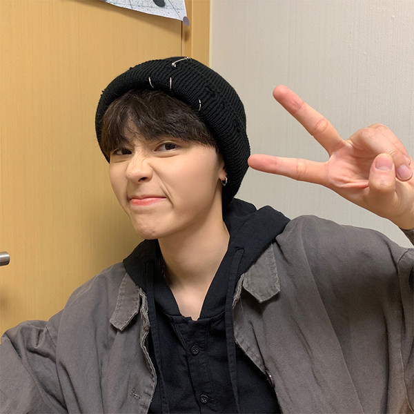 Muška zimska kapa s metalnim ukrasom