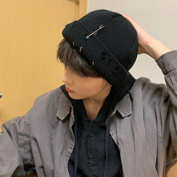 Muška zimska kapa s metalnim ukrasom