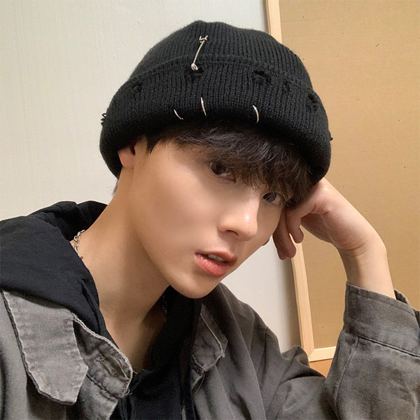 Muška zimska kapa s metalnim ukrasom