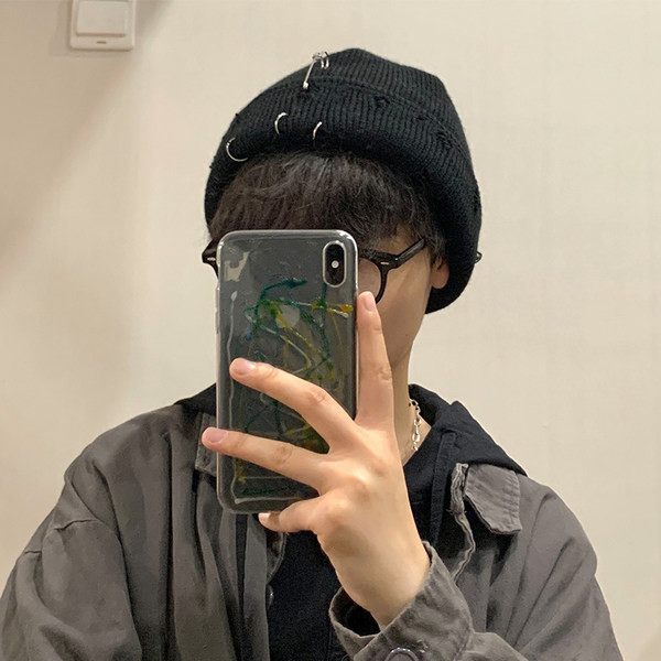 Muška zimska kapa s metalnim ukrasom