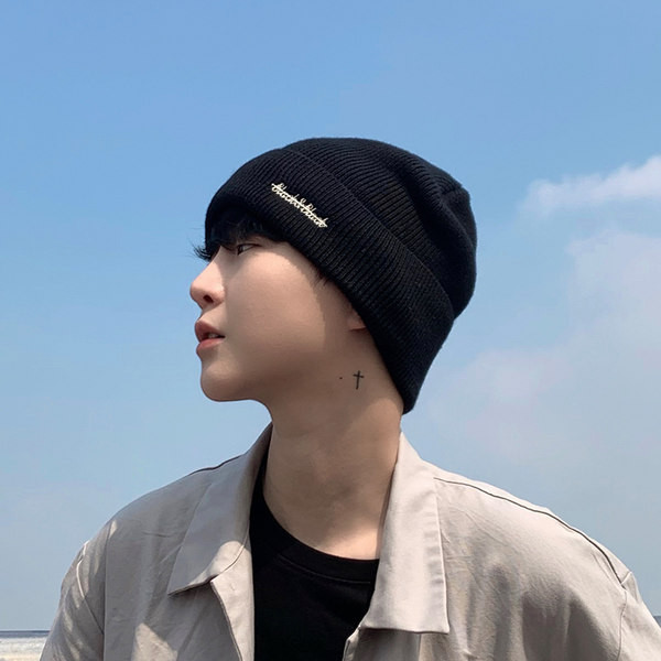 Muška pletena kapa s vezom