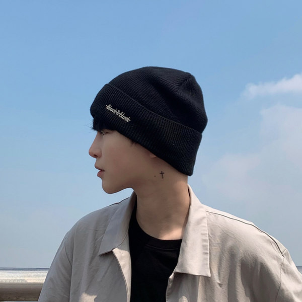 Muška pletena kapa s vezom