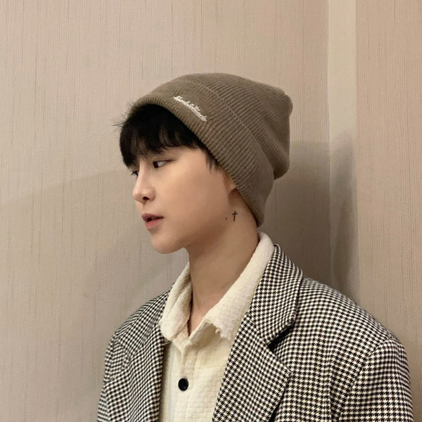 Muška pletena kapa s vezom