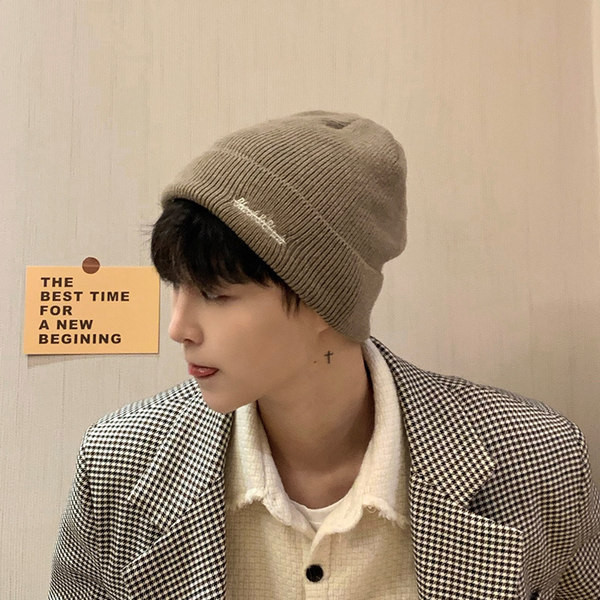 Muška pletena kapa s vezom