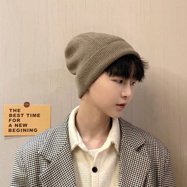 Muška pletena kapa s vezom