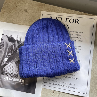 Мъжка топла зимна шапка с бродерия