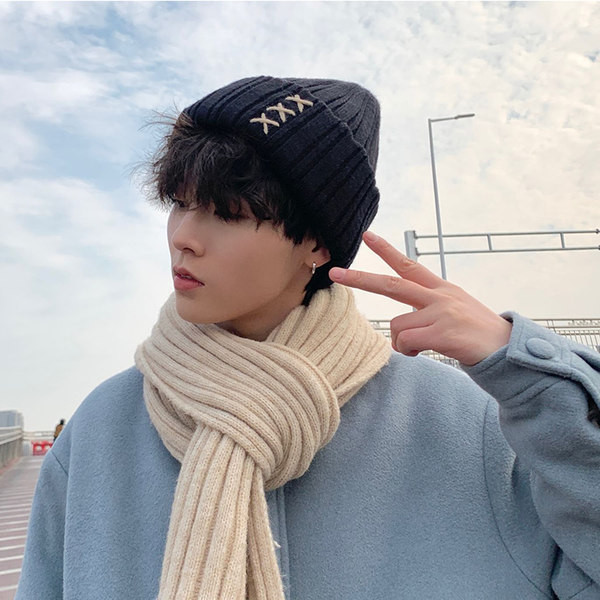 Мъжка топла зимна шапка с бродерия