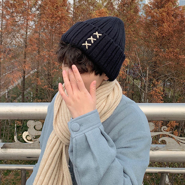 Мъжка топла зимна шапка с бродерия