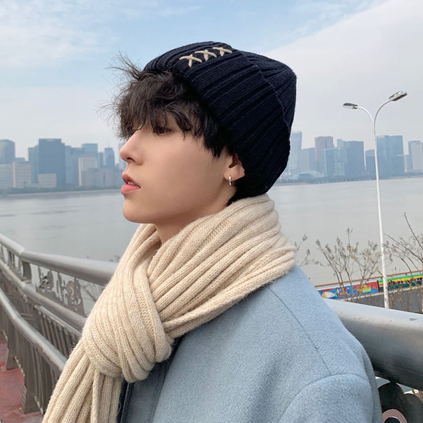 Мъжка топла зимна шапка с бродерия