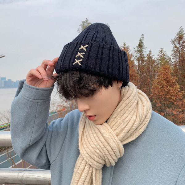 Мъжка топла зимна шапка с бродерия