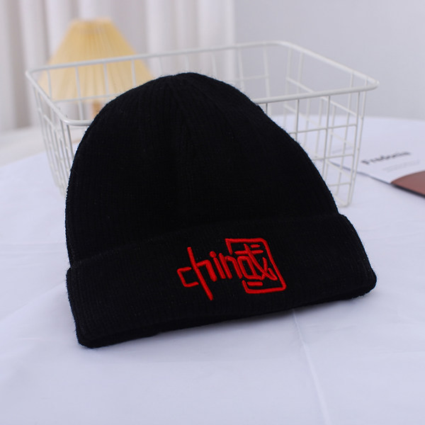 Мъжка едноцветна шапка с бродерия