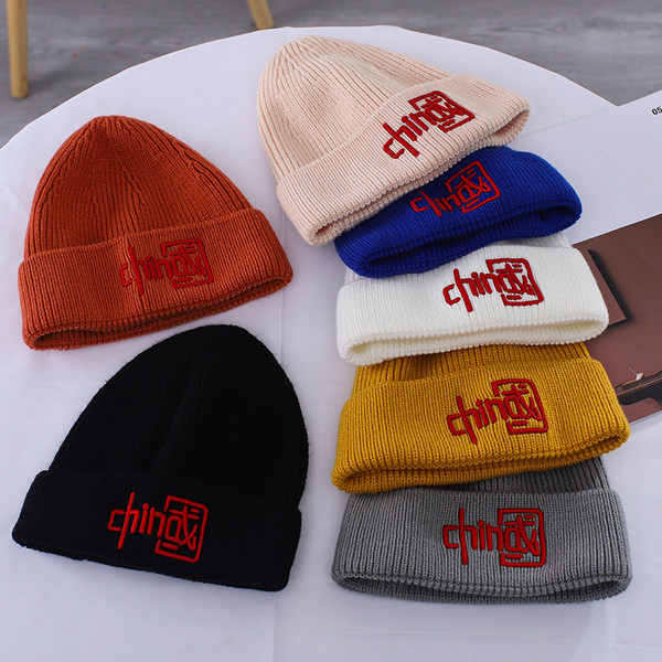 Мъжка едноцветна шапка с бродерия