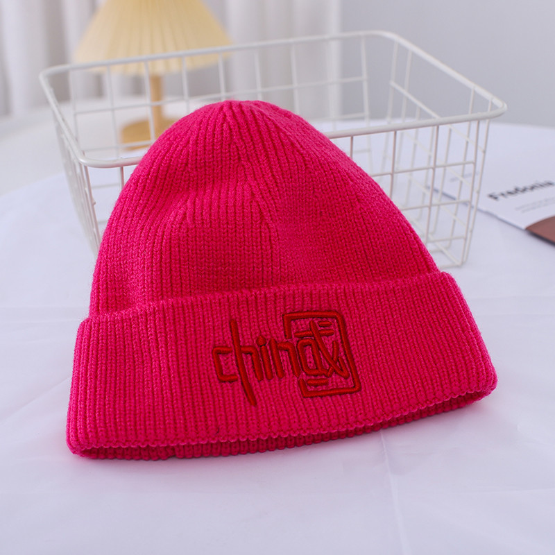 Мъжка едноцветна шапка с бродерия