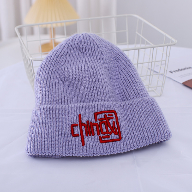 Мъжка едноцветна шапка с бродерия