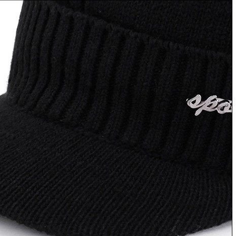 Muška zimska kapa sa šiltom i metalnim ukrasom