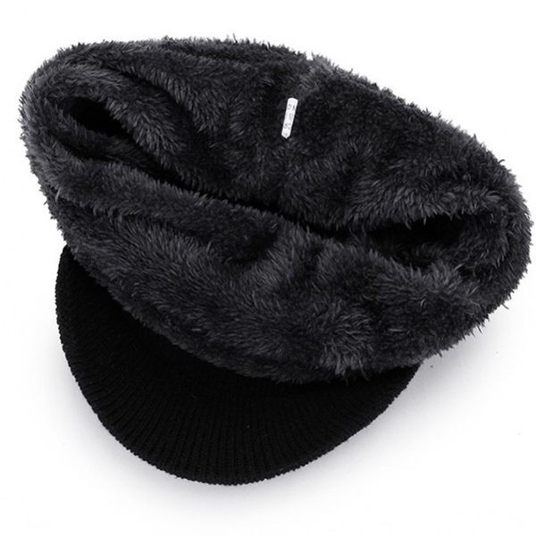 Muška zimska kapa sa šiltom i metalnim ukrasom