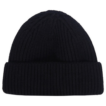 Едноцветна плетена мъжка шапка за зимата