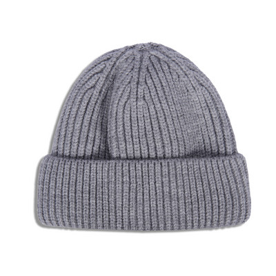 Jednobojna pletena muška zimska kapa