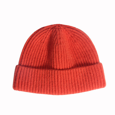 Jednobojna pletena muška zimska kapa