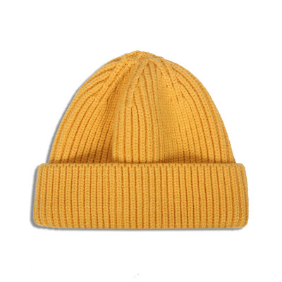 Jednobojna pletena muška zimska kapa