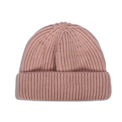 Jednobojna pletena muška zimska kapa