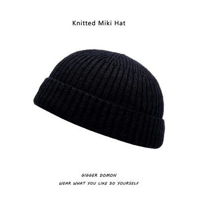 Jednobojna pletena muška zimska kapa