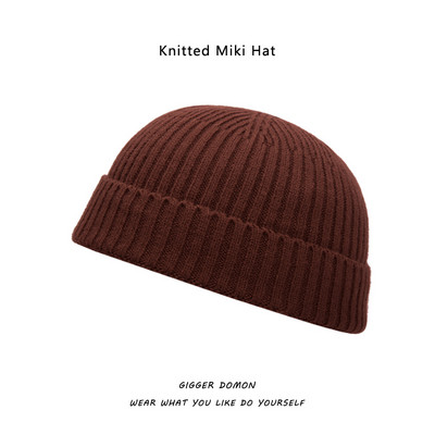 Jednobojna pletena muška zimska kapa