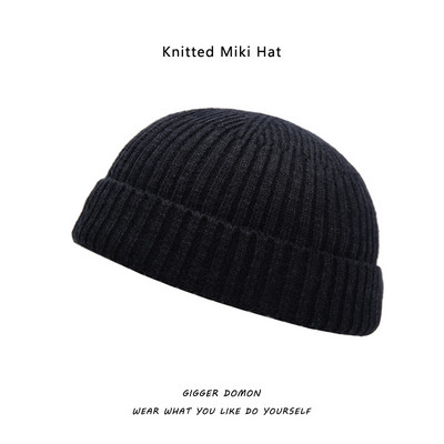 Jednobojna pletena muška zimska kapa